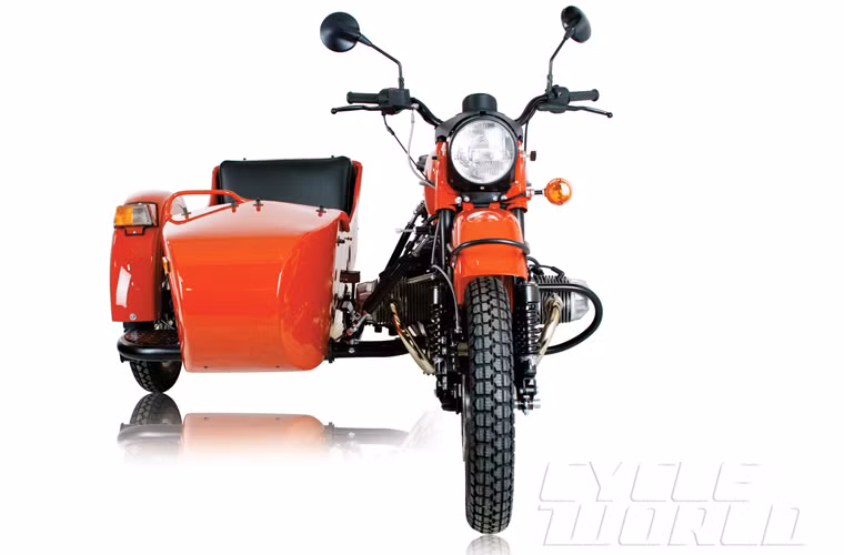 Ural cT 2015 hoàn toàn mới là kiểu xe mô-tô thuyền (sidecar) dành cho dân chơi khá “hầm hố”, không phân biệt giới tính. Dòng xe này được tiếp thị để “dễ dàng dạo chơi cuối tuần hoặc đón đưa con đi học” vì có chỗ ngồi khá rộng rãi cộng thêm một số thiết bị hỗ trợ cắm trại hay ngăn đựng hàng bách hoá.