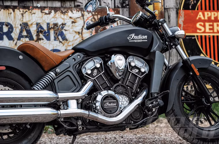 Chiếc mô-tô giữ nguyên những nét lãng mạn với yên đơn bằng da dập vân cát và xuất hiện dưới 4 màu sắc phù hợp cho cả phái nam và phái nữ, bao gồm cả màu đỏ bụi nguyên thuỷ của các dòng xe Indian.