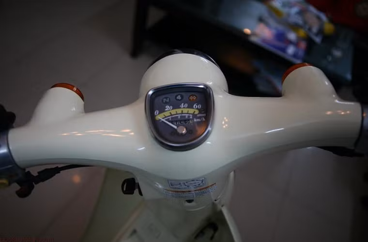 Cụm đồng hồ thiết kế đơn giản, truyền thống, hiển thị đầy đủ các thông tin tốc độ, công-tơ-mét, đèn báo xăng, xi-nhan.