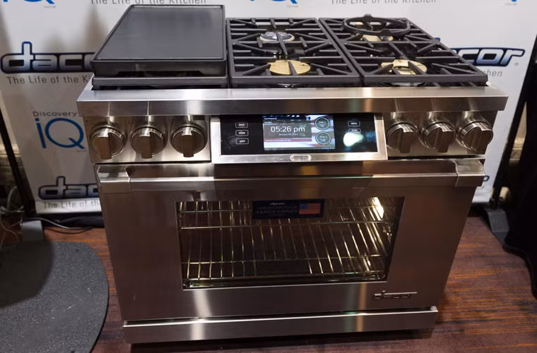 Bạn nghĩ thế nào về chiếc lò có “trí óc”? Lò 2 nguồn đốt Dacor IQ được trang bị màn hình cảm ứng lớn, kết nối với thiết bị chạy iOS lẫn Android, có thể tải về cả công thức nấu ăn, thậm chí điều chỉnh từ xa các thiết đặt nấu nướng.