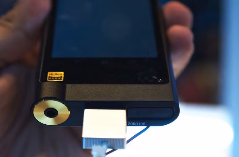 Giắc cắm tai nghe mạ vàng hơi nhô ra so với thân máy, được bố trí ngay bên cạnh khe cắm thẻ microSD để mở rộng thêm dung lượng lưu trữ ngoài dung lượng tích hợp 128GB Giắc cắm tai nghe mạ vàng hơi nhô ra so với thân máy, được bố trí ngay bên cạnh khe cắm thẻ microSD để mở rộng thêm dung lượng lưu trữ ngoài dung lượng tích hợp 128GB