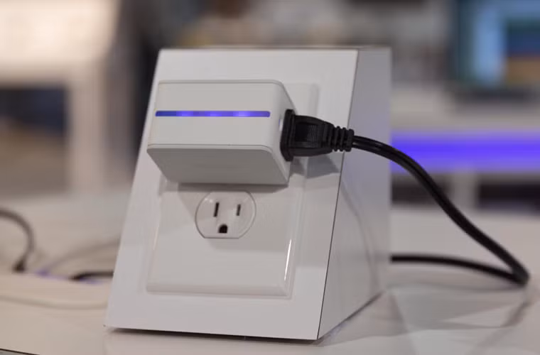 Ổ cắm điện thông minh iDevices Switch là một trong những thiết bị đầu tiên hỗ trợ chính thức nền tảng nhà thông minh HomeKit của Apple. Ổ cắm có nguồn điện để kích hoạt kết nối giữa các thiết bị gia dụng và đóng vai trò như một điểm kết nối cho các thiết bị nền tảng HomeKit khác.