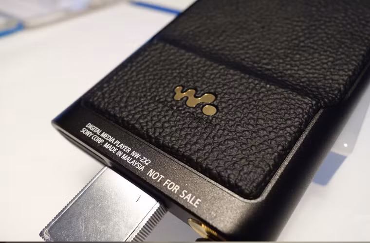 Cận cảnh thiết kế da sang trọng ở mặt sau của máy. Sony Walkman ZX2 dự kiến có giá khoảng 1.200 USD