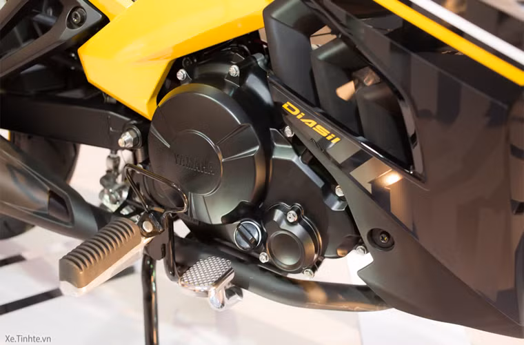 Một số nâng cấp khác cũng đáng để ý chính là ổ khoá có tích hợp chức năng mở yên. Công năng chỉ là giúp anh em thuận tiện hơn khi đổ xăng vì cốp xe Exciter rất nhỏ, cố gắng lắm thì mới bỏ được cái áo mưa. Đồng hồ trên Exciter 150 kết hợp giữa dạng analog và kỹ thuật số. Nó sẽ có một chút mới mẻ đối với những anh em đã quen kiểu thiết kế cũ.