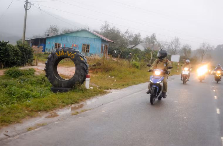 Sau khi đã lên hết đèo Omega thì đoạn đường còn lại vẫn đẹp lắm, đẹp theo cách riêng của nó. Lúc này, những ngôi làng hay thị trấn nhỏ 2 bên đường sẽ cho các bạn một trải nghiệm lý thú về cuộc sống ở vùng cao. Những đứa trẻ thích thú khi có một vài chiếc xe khác lạ chạy qua. Chúng có thể giơ tay chào bạn, hãy nở một nụ cười và chào lại nếu được. Đừng ngần ngại!