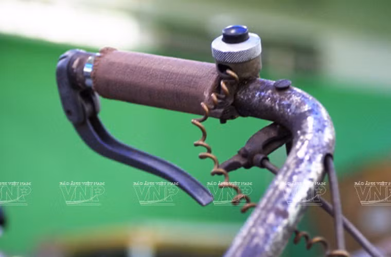 Tay lái, chuông và dây thắng của xe gắn máy Mobylette không khác gì của chiếc xe đạp.