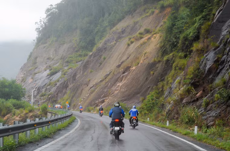 Chiếc bánh sau 120/70 giúp cho chiếc xe bám cua tốt hơn. Mình cũng cảm thấy tự tin hơn khi vượt qua những đoạn đường ngoằn nghèo và nhiều cua trên đèo Omega