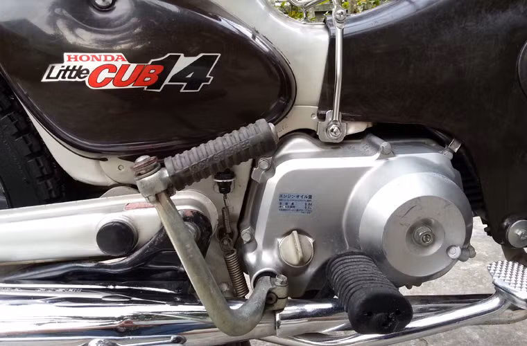 Honda Little Cub được trang bị máy 4 kỳ, xi-lanh đơn, làm mát bằng không khí, dung tích 49cc. Tỷ số nén ở mức 10.0 cùng công suất tối đa 3,4 mã lực tại 7.000 vòng/phút và mô-men xoắn cực đại 3,8 Nm tại 5.000 vòng/phút. Xe sử dụng hộp số tròn 4 cấp.