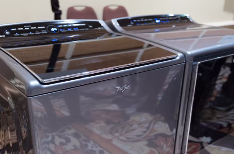 Sản phẩm Máy giặt sấy cửa trên thông minh Whirlpool kết nối được đến ứng dụng di động chuyên biệt và trang bị công nghệ Nest Learning Thermostat nhằm tăng cường khả năng tự động hoá và tính hiệu quả