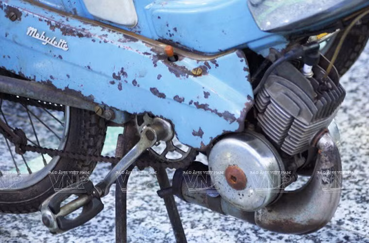 Pedal (bàn đạp) khởi động cho máy nổ trước khi chạy.