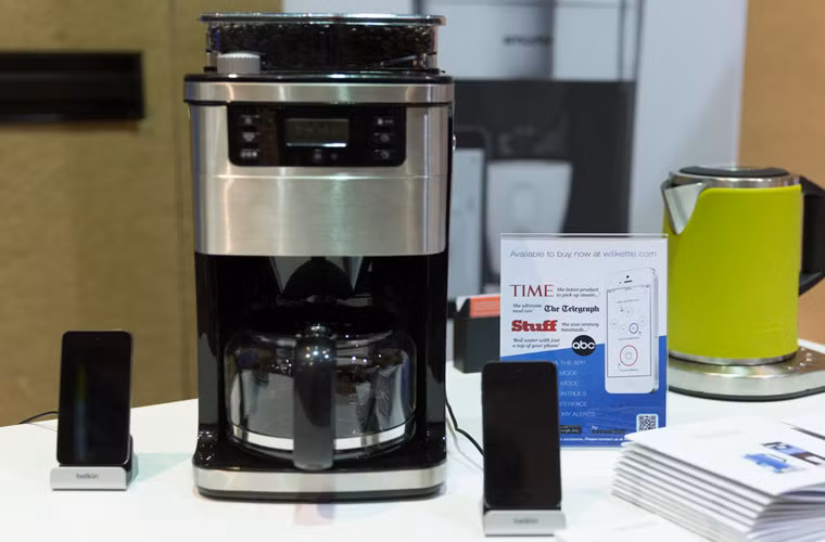 Quả thật, máy pha cà phê tại CES 2015 cũng trở nên thông minh khác lạ, đơn cử như chiếc máy pha cà phê iKettle, với kết nối Wi-Fi và khả năng gởi thông báo đến điện thoại thông minh
