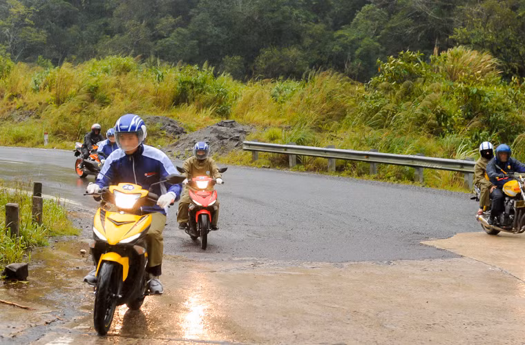 Đèo Omega là cửa ngõ nối liền Nha Trang với Lâm Đồng với chiều dài khoảng 30 km. Đèo có nhiều phong cảnh đẹp hữu tình với rừng, núi và mây. Cảm giác đi từ biển lên rừng cũng rất đặc biệt. Vì mình chạy vào buổi chiều và trời có mưa nên cũng chưa thể chiêm ngưỡng hết vẻ đẹp của nó. Hẹn một dịp khác vậy!
