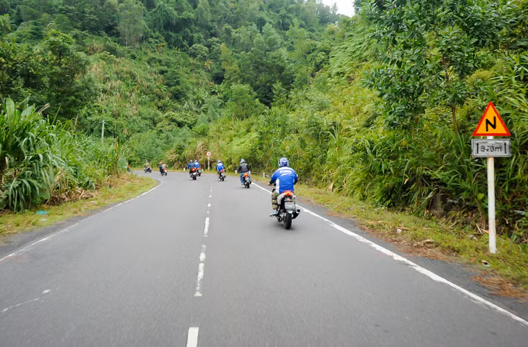 Đất nước chúng ta có nhiều chỗ đẹp đáng để khám phá. Một mình một ngựa, bon bon trên một cung đường đẹp, thả suy nghĩ vào không gian, quên đi bộn bề công việc ở nhà, cảm giác đó thật tuyệt