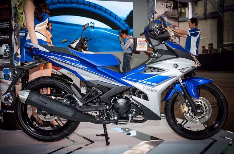 Yamaha Exciter 150 có thiết kế mới mẻ với nhiều chi tiết được lấy cảm hứng từ các dòng xe thể thao phân khối lớn của hãng này. Cảm nhận ban đầu về Exciter 150 là nó đẹp hơn đời trước. Các chi tiết giúp nó thể thao hơn chính là 2 đèn định vị LED, yếm, đuôi xe, ống pô và chiếc bánh sau 120 khá mập