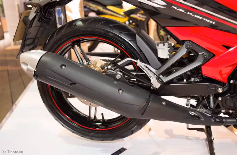 Ống pô của Exciter 150 cũng “bự” và gần giống với pô của FZ150i. Rõ ràng trông nó đẹp hơn, tuy nhiên âm thanh thực tế vẫn chưa phê lắm. Chắc anh em cần độ thêm tí để làm cho tiếng pô nghe lực hơn