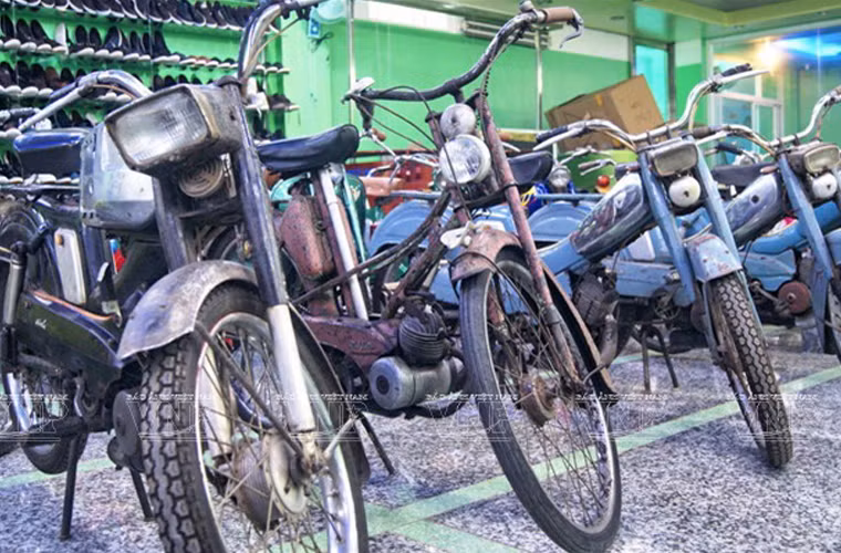 Đây là dòng xe khá giống với chiếc xe đạp nhưng lớn hơn và có động cơ chạy bằng xăng pha nhớt. Tốc độ tối đa của dòng xe Mobylette mới lên đến 60km/h. Hiện vẫn chưa biết chính xác con số xe cổ Mobylette hoặc Velo Solex trong bộ sưu tập xe cổ của dân chơi xe Sài Thành. Riêng loại Mobylette “3 đũa” thì hiện ở Sài Gòn, người sở hữu chiếc xe này chỉ đếm trên đầu ngón tay.