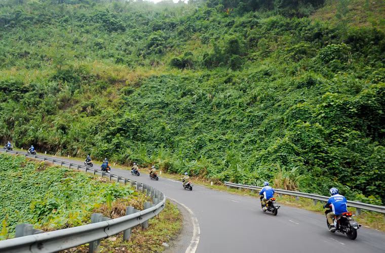 Exciter 150 vẫn còn một điểm đặc trưng đó là tiếng hú khi ép ga hoặc khi máy nóng do vận hành cường độ cao. Nếu để số thấp và ép ga thì bạn sẽ nghe tiếng máy gằn. Ngoài ra thì khi lên tới đỉnh đèo Omega mình cũng nghe thấy tiếng máy gằn, có lẽ là do quá nóng. Nhưng chỉ sau một lúc chạy ở điều kiện bình thường thì nó cũng mất đi