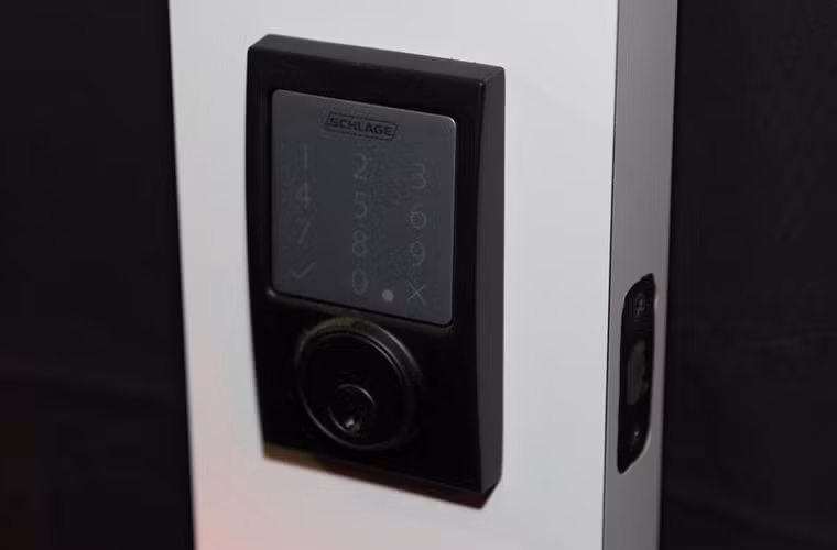 Tương tự với Kwikset, hãng Schlage cũng thêm tính năng điều khiển từ xa và kết nối điện thoại thông minh vào dòng khoá cóc (deadbolt) Schlage Sense, cùng lúc với tranh bị kết nối không dây Bluetooth.