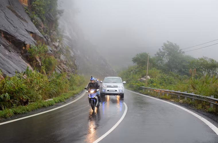 Khi lên đến đỉnh đèo Omega thì bạn sẽ ở độ cao 1.700m. Tai bạn có thể bị ù khi có sự thay đổi về độ cao