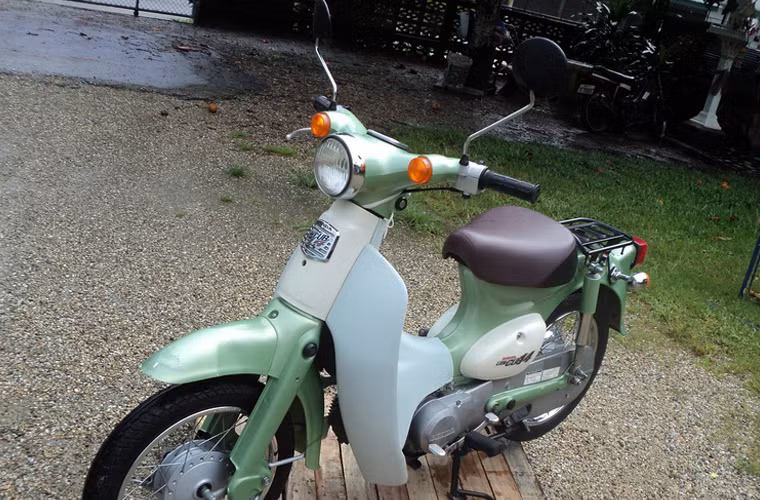 Khi nhìn từ phía trước có thể dễ dàng nhận ra dòng xe Cub của Honda, nhờ thiết kế đèn pha tròn đặc trưng, kiểu dáng ghi đông cong cong. Đèn xi-nhan và đèn pha đều được thiết kế kiểu dáng tròn cổ điển.