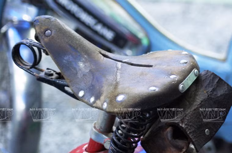 Chiếc yên xe bằng da đã sờn cũ giúp chiếc xe giữ nguyên giá trị thời gian.