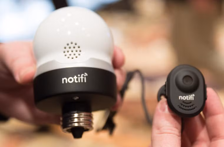 Vấn đề thường gặp của chuông cửa và camera an ninh là dây nhợ mắc nối vào hệ thống điện nhà. Notifi Chamberlain giải quyết vấn đề này “ngay và luôn” bằng cách sử dụng một bóng đèn tròn kết hợp với chuông cửa không dây để cấp nguồn cho camera.