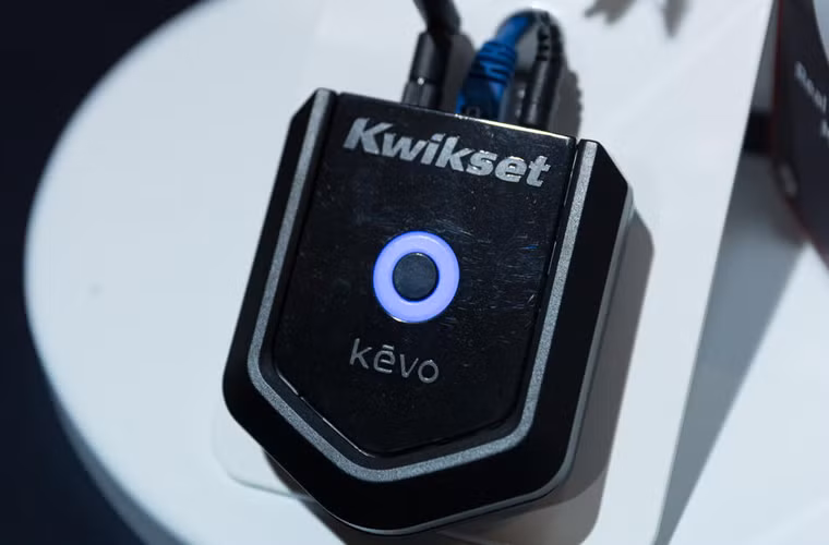 Hãng Kwikset đưa thêm tính năng điều khiển khoá từ xa vào dòng khoá thông minh Kevo Plus của họ.