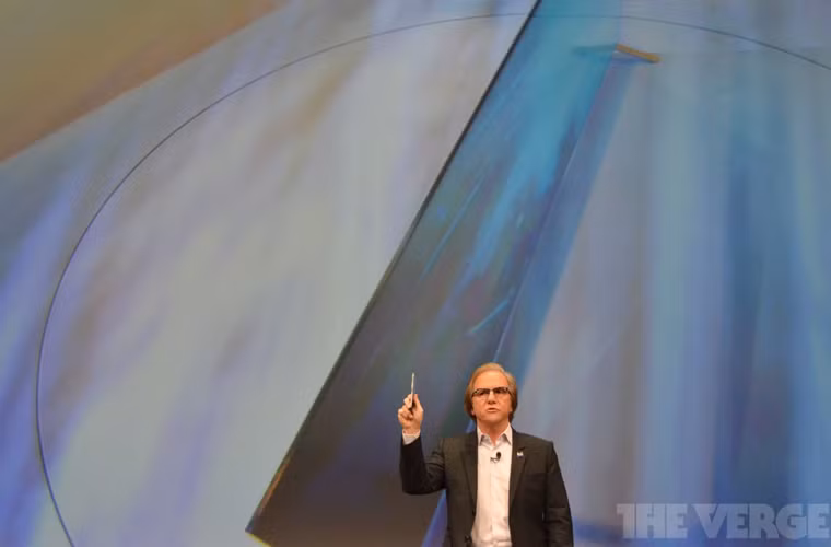 Một trong những điều gây kinh ngạc nhất đó là độ dày những chiếc TV dạng này chỉ là 0.5 cm. Khung TV giờ đây chỉ là một đường viền siêu mảnh bao quanh hình ảnh, mảnh đến độ gần như biến mất hẳn.