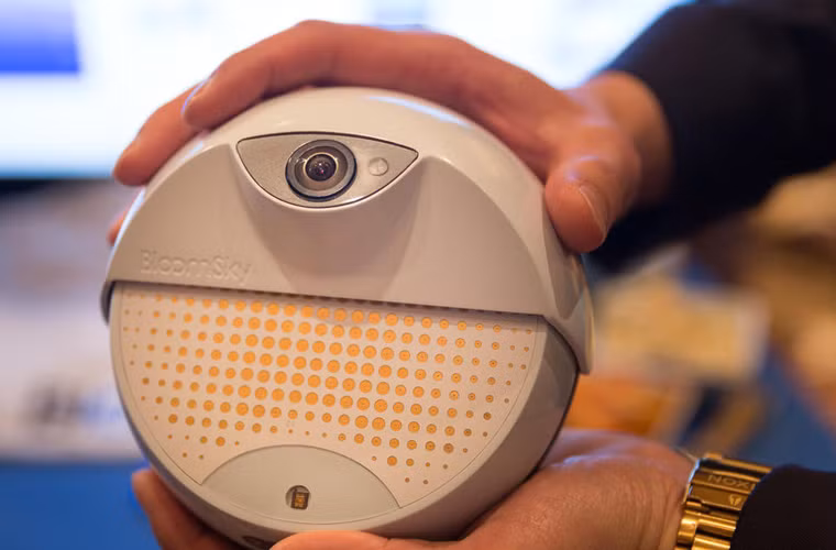 Thiết bị cảm biến thời tiết BloomSky độc đáo đóng vai trò theo dõi các điều kiện khí tượng theo thời gian thực ngay trong sân nhà bạn.