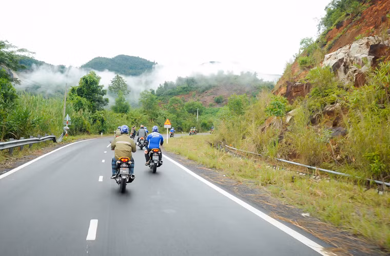 Sau khi thoát khỏi thành phố Nha Trang thì các bạn có thể chạy thoải mái hơn một chút, tuy nhiên phải chờ đến đoạn gần đèo Omega hay còn có tên khác là đèo Khánh Lê, Hòn Giao, Bidoup hay Long Lanh thì sự hứng khởi mới bắt đầu
