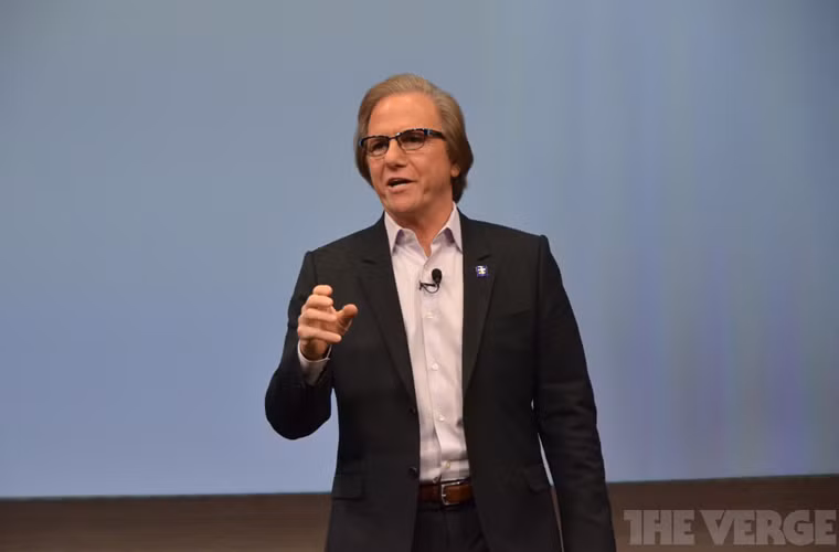 Tiếp tục với chủ đề TV 4K hấp dẫn của chủ chị Kazuo Hirai, chủ tịch Sony Electronics (Hoa Kỳ) Mike Fasoula cho biết, các sản phẩm này đang được trưng bày tại gian hàng Sony tại hội chợ.