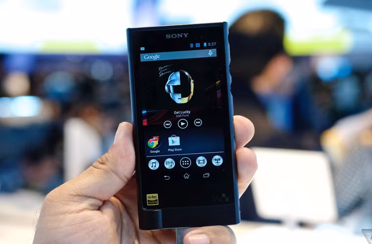 Máy nghe nhạc tích hợp hệ điều hành Android 4.2 Jelly Bean, phiên bản phát hành vào tháng 11.2012 nên có thể tương thích tốt với các dòng smartphone hiện nay