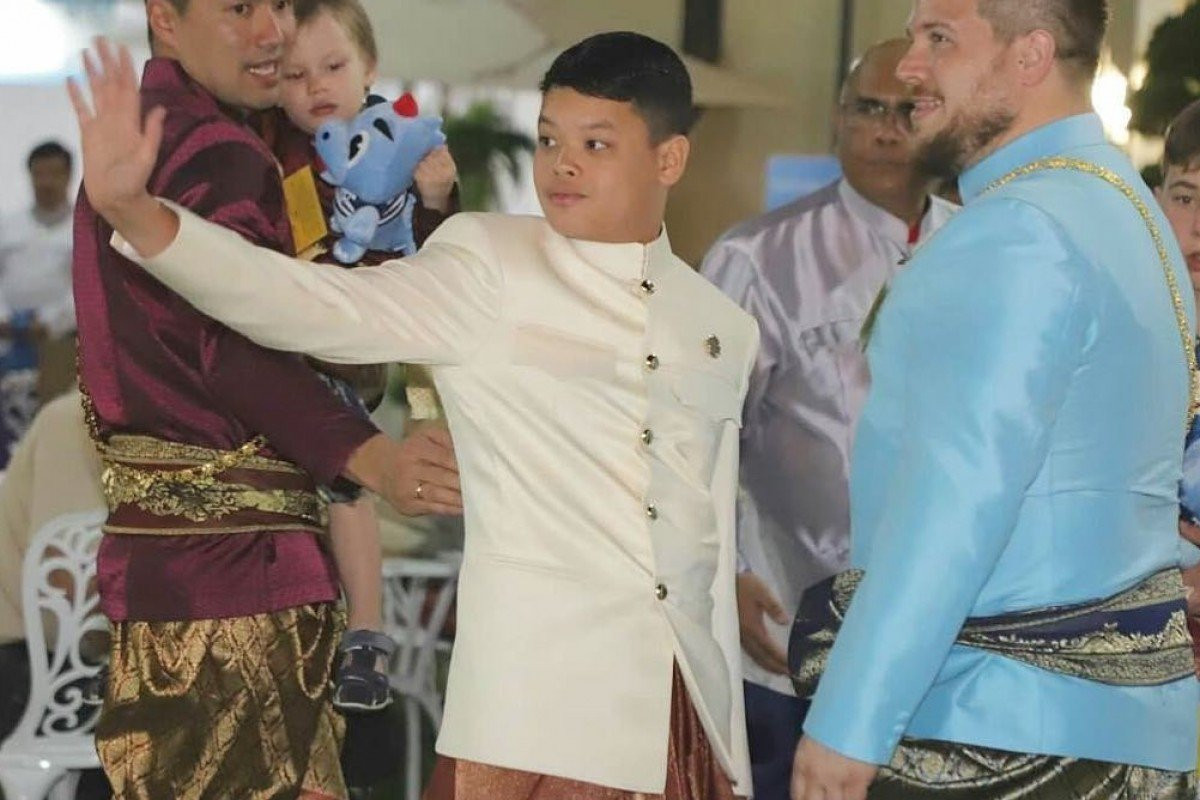 Từ nhỏ, Hoàng tử Thái Lan Rasmijoti đã được sống trong nhung lụa. Tiểu Hoàng tử là người nhỏ tuổi nhất Hoàng tộc nên càng được Hoàng gia Thái Lan hết mực chăm sóc, yêu thương. Ảnh: SCMP.