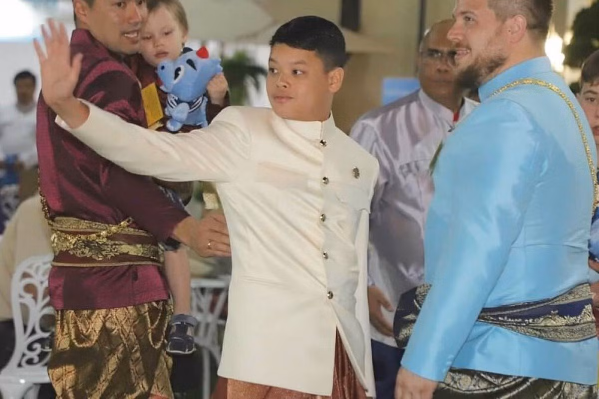 Từ nhỏ, Hoàng tử Thái Lan Rasmijoti đã được sống trong nhung lụa. Tiểu Hoàng tử là người nhỏ tuổi nhất Hoàng tộc nên càng được Hoàng gia Thái Lan hết mực chăm sóc, yêu thương. Ảnh: SCMP.