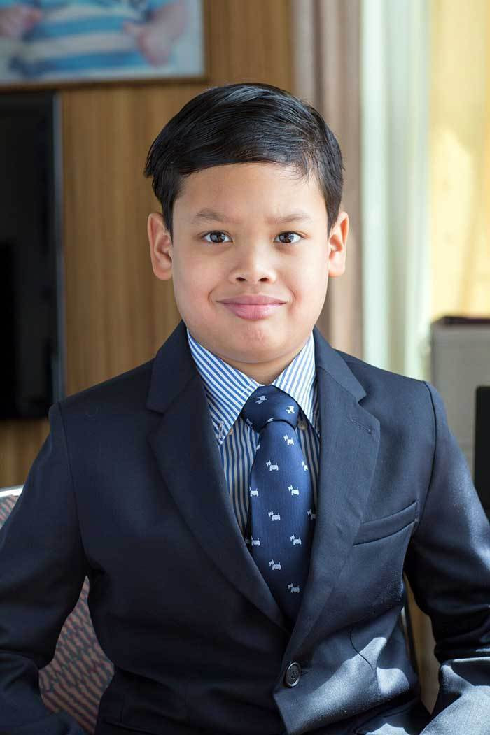 Hoàng tử Dipangkorn Rasmijoti được nhìn thấy lau chùi cửa sổ và sơn lại các bức tường của Đài tưởng niệm Rangsri Vadhana, nơi lưu giữ các di sản của cố Hoàng hậu Sunanda Kumariratana. Ảnh: AT.