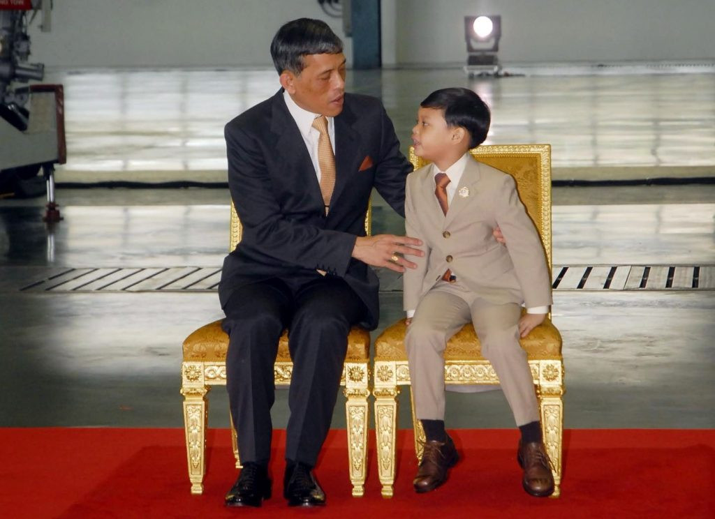 Hoàng tử Dipangkorn Rasmijoti hiện tại là con trai duy nhất được thừa nhận chính thức của Nhà vua Thái Lan. Cậu đang đứng đầu trong danh sách người thừa kế ngai vàng. Tuy nhiên, do mẹ của hoàng tử và nhà vua đã ly dị, vị trí thừa kế này có thể được thay thế nếu nhà vua có con trai với hoàng hậu hiện tại. Ảnh: KE.