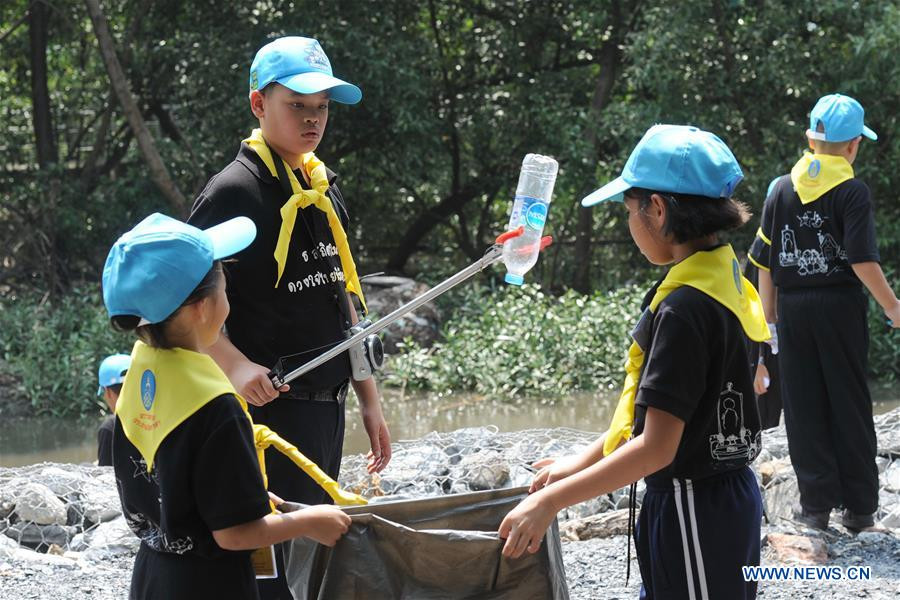 Dù còn nhỏ tuổi, Hoàng tử Rasmijoti đã tích cực tham gia các chương trình từ thiện và hoạt động tình nguyện. Ảnh: THX.