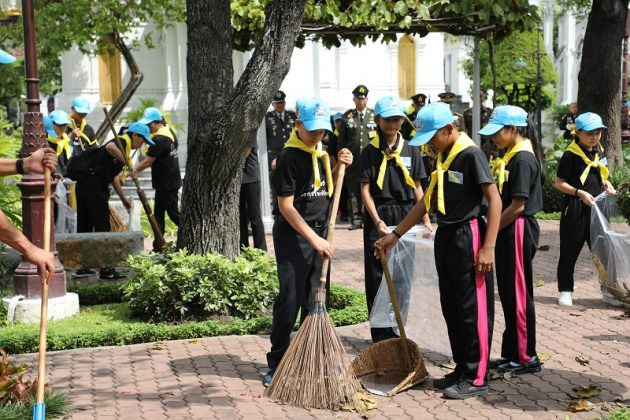 Hoàng tử Dipangkorn Rasmijoti quét dọn cùng mọi người trên đường phố Thái Lan hồi năm 2017. Ảnh: KE.