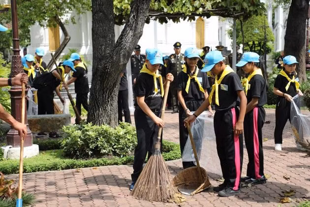 Hoàng tử Dipangkorn Rasmijoti quét dọn cùng mọi người trên đường phố Thái Lan hồi năm 2017. Ảnh: KE.