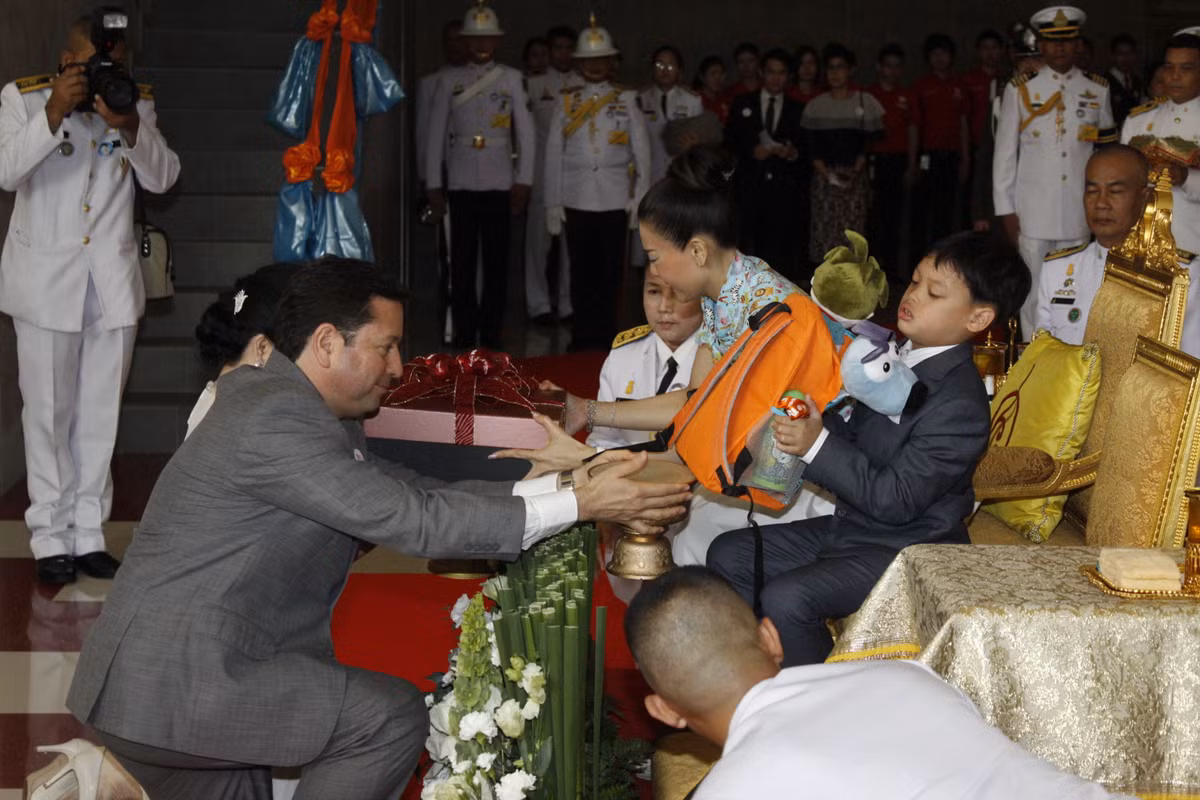 Kể từ đó, Thái tử Dipangkorn xa mẹ, theo bố sang sinh sống chủ yếu ở Đức và được giáo dục theo phong cách phương Tây. Ảnh: KJ.