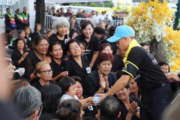 Hoàng tử 14 tuổi từng đưa thức ăn và nước uống cho những người cắm trại dọc theo khu hỏa táng của hoàng gia Thái. Tại một sự kiện tình nguyện khác ở Đức, tiểu Hoàng tử Thái Lan đã bày tỏ mong muốn làm những việc tốt, giúp ích cho mọi người. Ảnh: KE.