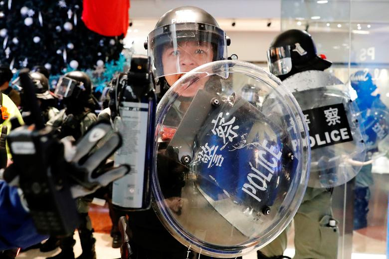 Hôm 10/11, cảnh sát Hong Kong đã phải dùng hơi cay để giải tán đám đông biểu tình chặn đường phố và đập phá các cửa hiệu tại khu Tân Giới.