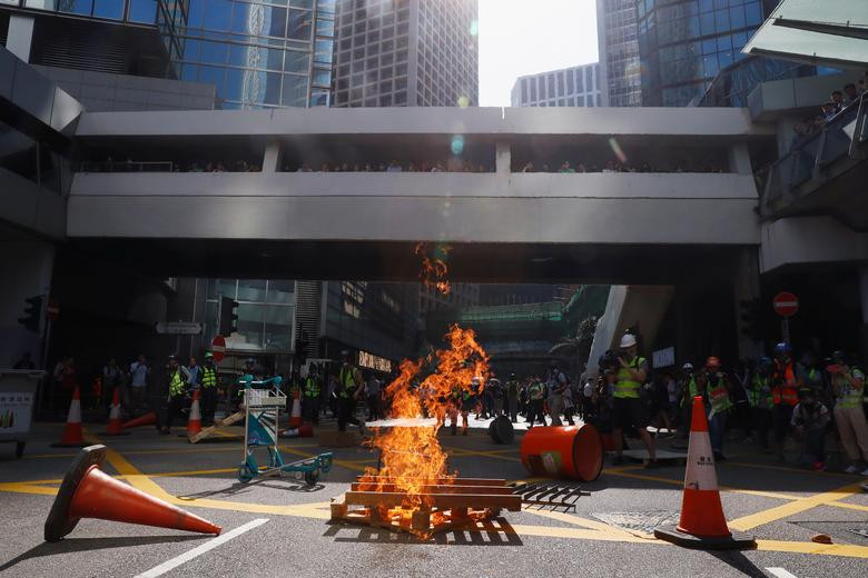 Chướng ngại vật bị đốt cháy ở khu Central trong cuộc biểu tình hồi đầu tuần.