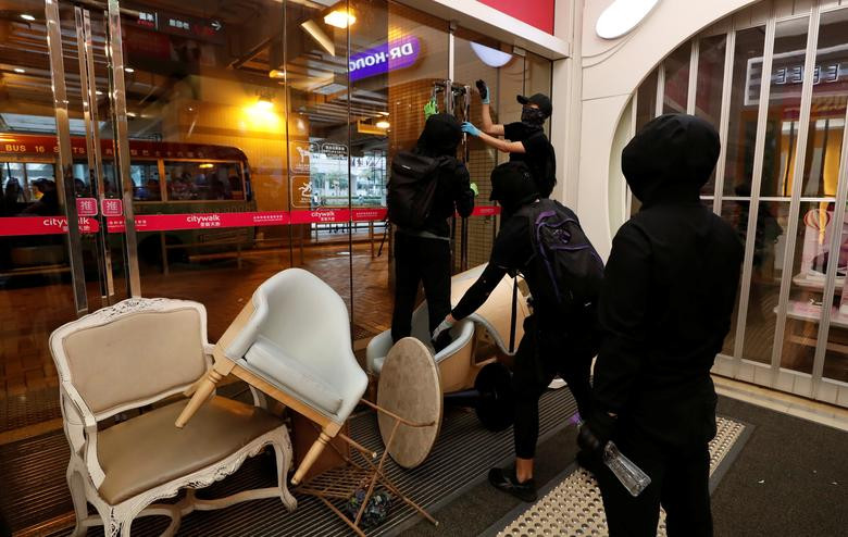 Cuối tuần trước, những người biểu tình mặc đồ màu đen tổ chức tổng đình công trên toàn Hong Kong và lên kế hoạch cản trở giao thông khiến nhiều tuyến được ùn tắc.