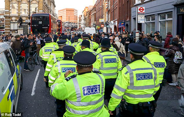 Toan canh vu tan cong khung bo rung dong London ngay Black Friday-Hinh-11