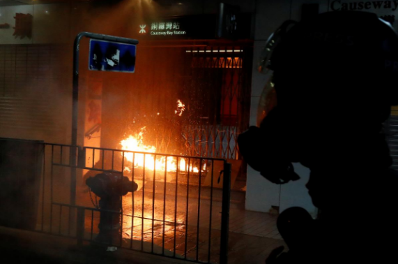 Họ phóng hỏa các trạm tàu điện ngầm, tấn công cảnh sát bằng bom xăng. Đụng độ giữa người biểu tình và lực lượng an ninh đã xảy ra sau đó.