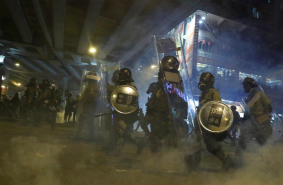 Hàng nghìn người Hong Kong đã xuống đường trong ngày 2/11, bất chấp lệnh cấm của cảnh sát.