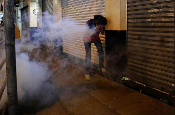 Cảnh sát Hong Kong xịt hơi cay và vòi rồng vào đám đông trong nỗ lực giải tán người biểu tình quá khích.