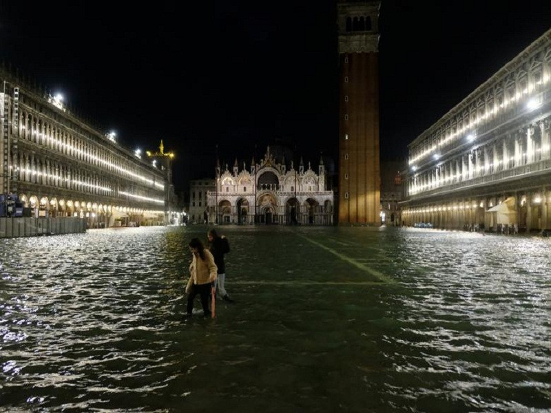 Theo The Guardian, mức triều cường cao nhất trong hơn nửa thế kỷ qua đang nhấn chìm nhiều công trình quan trọng tại thành phố Venice. Giới chức Venice cho biết triều cường đạt đỉnh 1,87 m vào tối 12/11 (giờ địa phương), chỉ sau mức kỷ lục 1,94 m vào năm 1966. (Nguồn ảnh: Reuters)