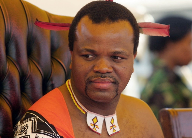 "Sẽ là một cách nói nhẹ nhàng nếu coi hành động của Quốc vương là một biểu hiện trắng trợn của sự kiêu ngạo và hoàn toàn xem thường cảm xúc của người nghèo ở Swaziland. Về cơ bản, ông ấy đang chĩa 'ngón tay thối' về phía dân nghèo và chứng minh cho tất cả thấy rằng ông ta chính là luật pháp", ông Dludlu nói. Ảnh: BSA.